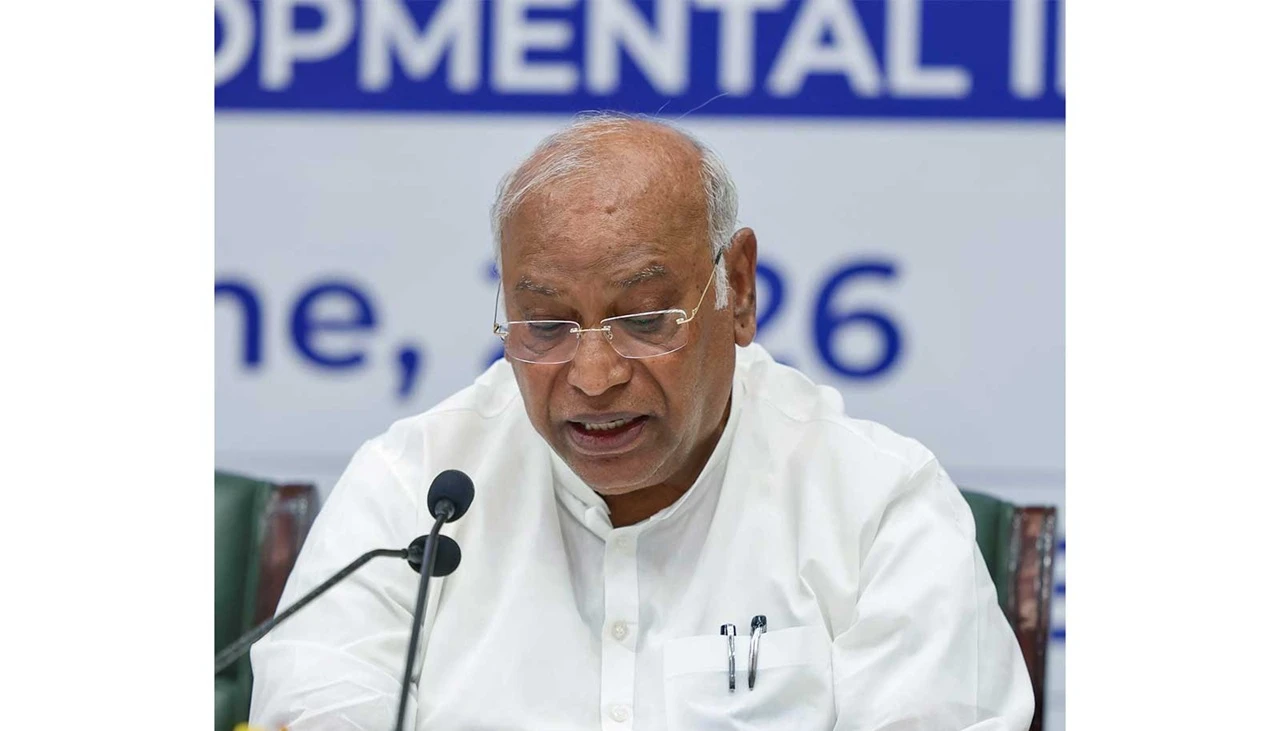 Mallikarjun Kharge Backs Sonia Gandhi's Critique of Modi Government's Silence on Palestine Crisis