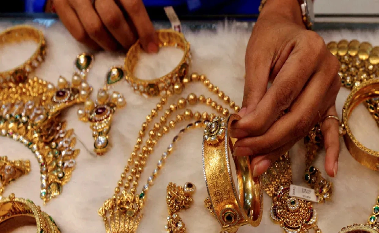 Gold Price Soars by ₹2,250 per 10 Grams as Silver Also Becomes More Expensive