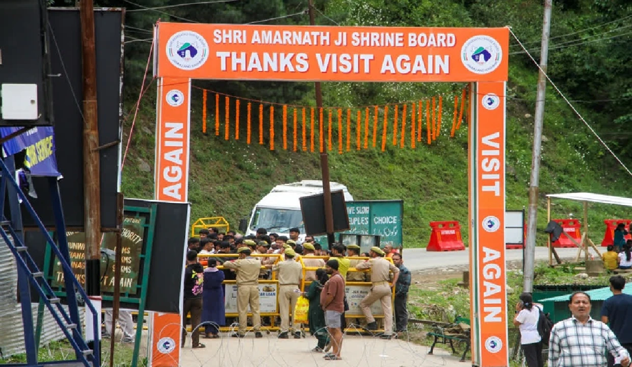 Amarnath Yatra Begins: First Batch of Pilgrims Leaves for Darshan of Holy Ice Lingam