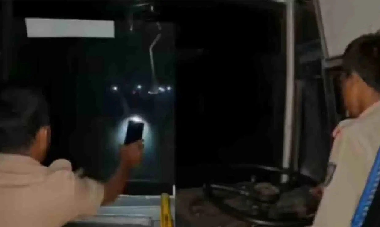 KKRTC Bus Driven in Mobile Torchlight in Kalaburagi; Three Employees Suspended After Viral Video Sparks Outrage