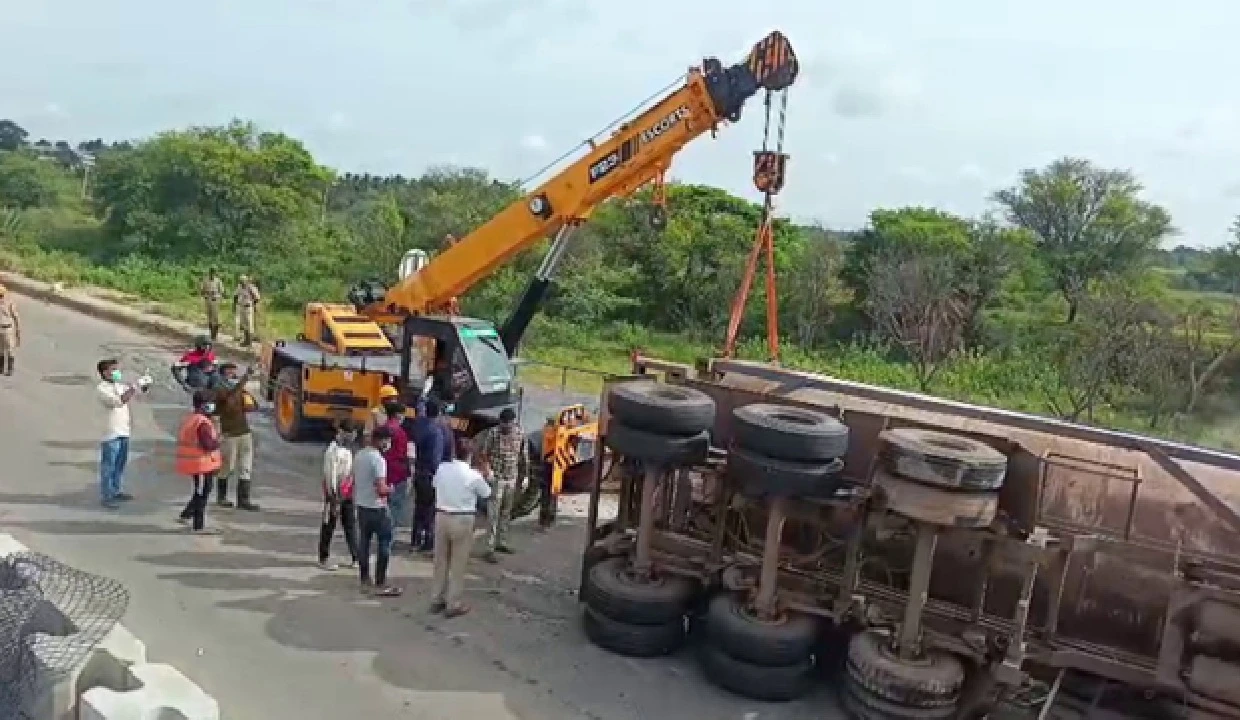 Chloride Chemical Gas Leak Triggers Panic and Traffic Chaos on Tumakuru-Bengaluru Highway