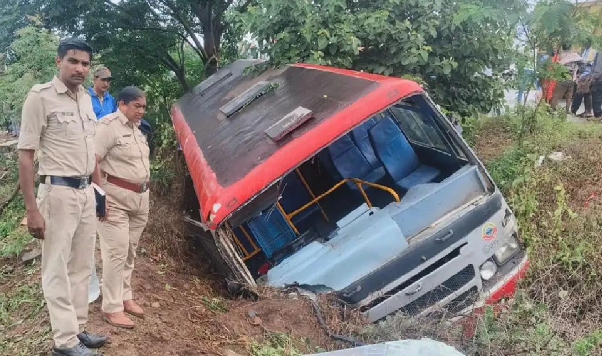 Tragic Bus Rollover in Dharwad After Tire Burst Kills Woman and Injures Eight; Separate Car Accident in Chitradurga Claims One Life