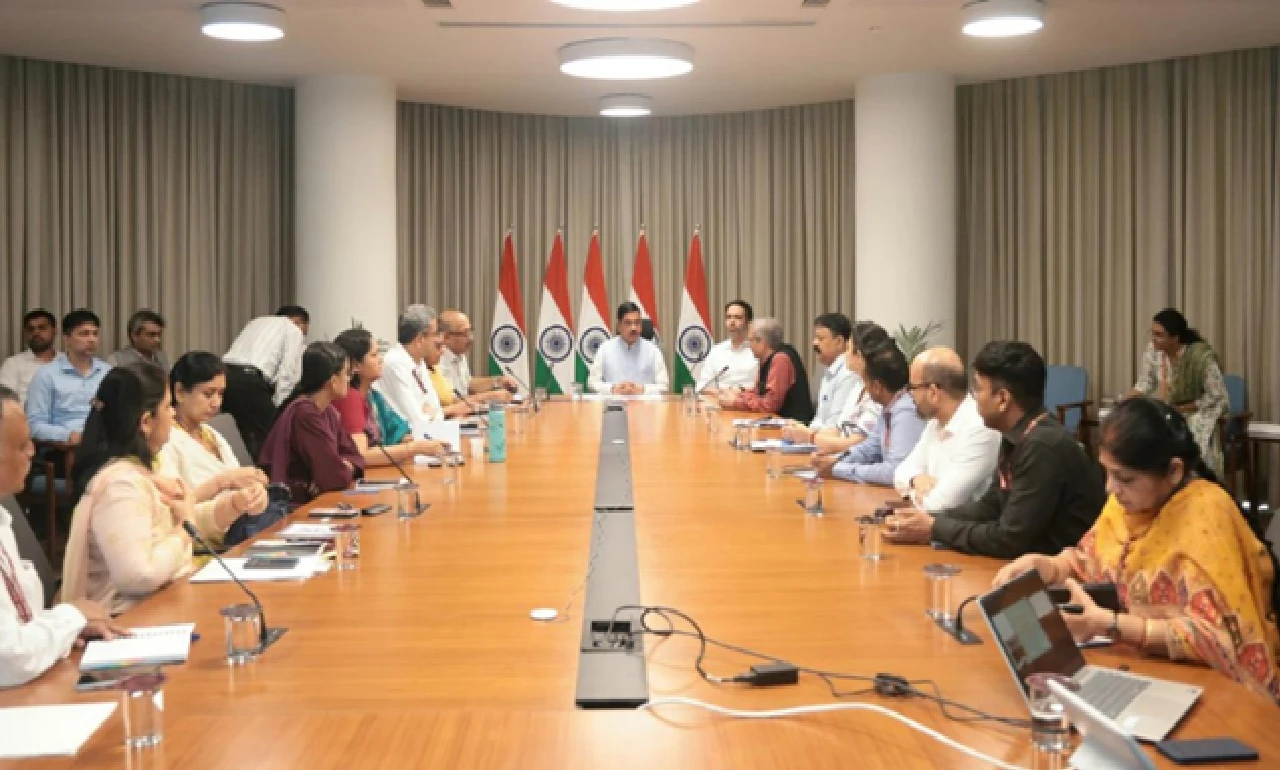 Pralhad Joshi Takes Additional Charge as Union Education Minister Following Dharmendra Pradhan's Resignation  