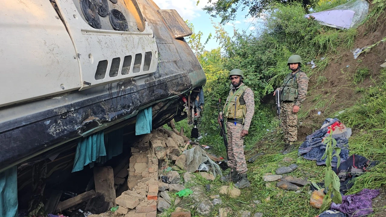 Amarnath Yatra Bus Accident: 40 Pilgrims Injured After Vehicle Plunges Into Ganderbal Gorge and Lands on House